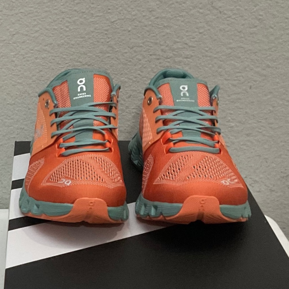 Size US - M 7 / EUR 40 On Running Cloud X .